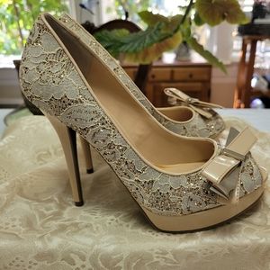Guess Ivory lace size 7.5 platform heel